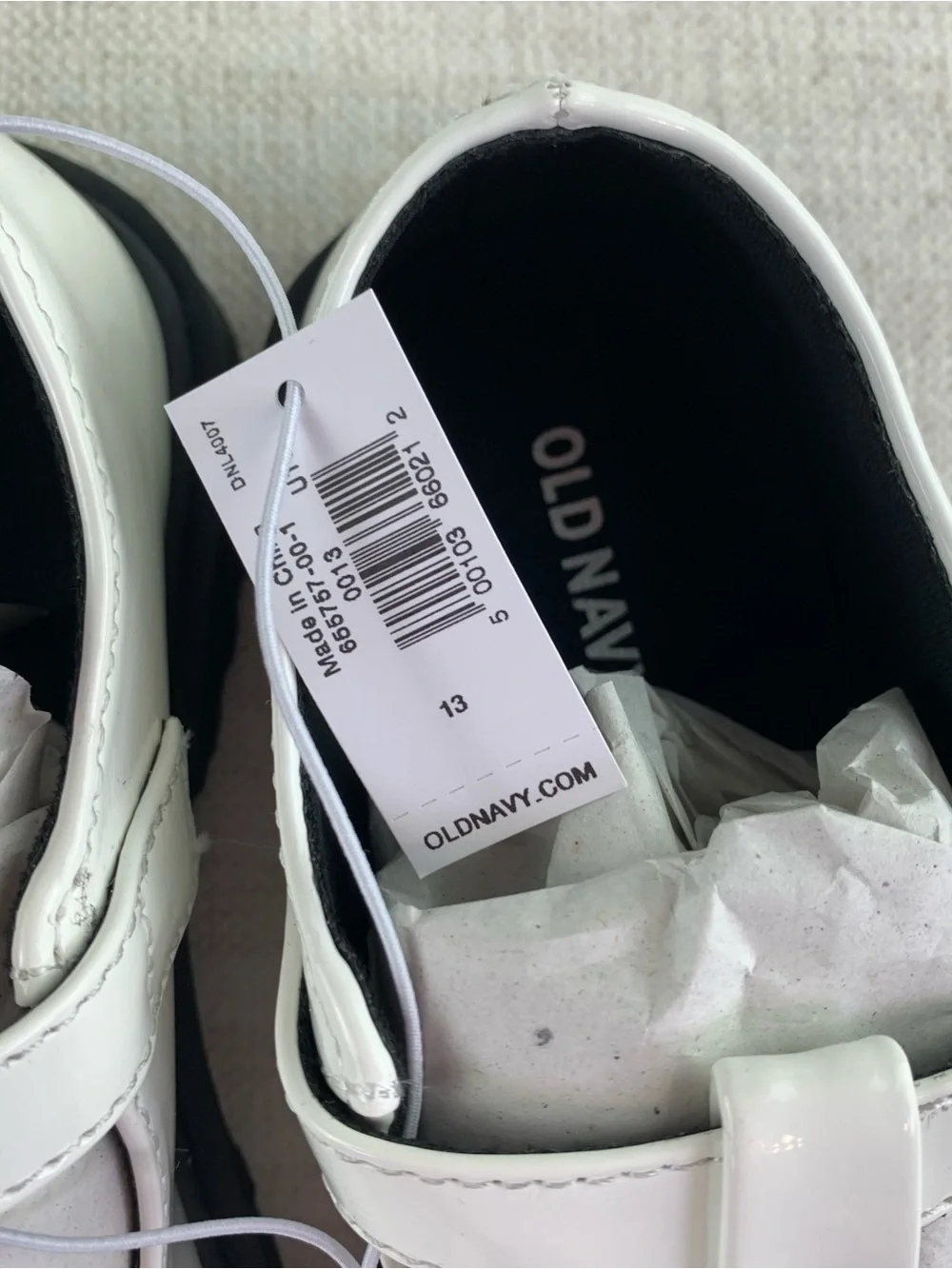 Old Navy girls Chunky heel patent leather Mary Jane shoes in white